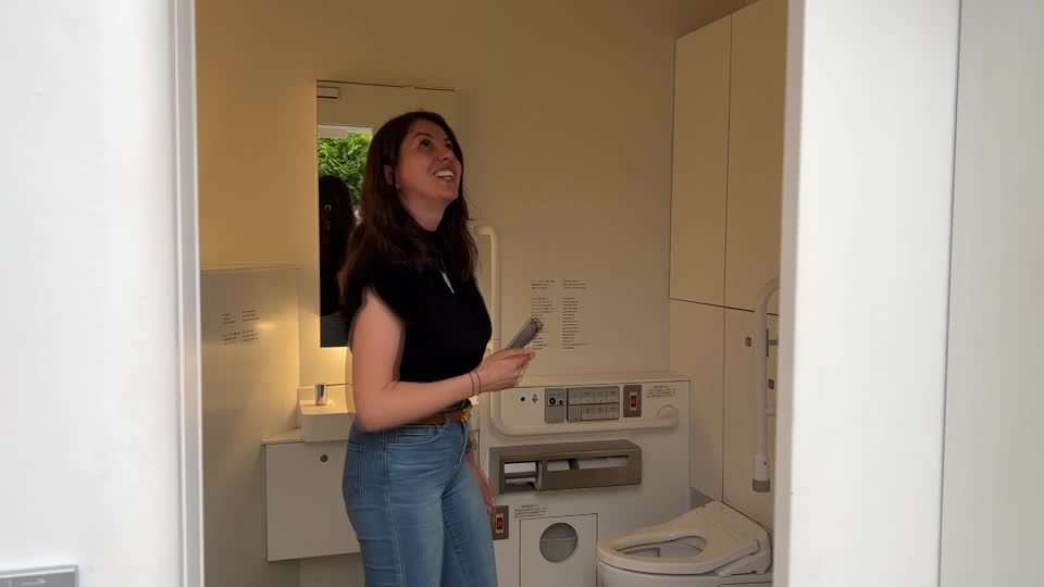Toilet tour becomes Tokyo tourist draw
