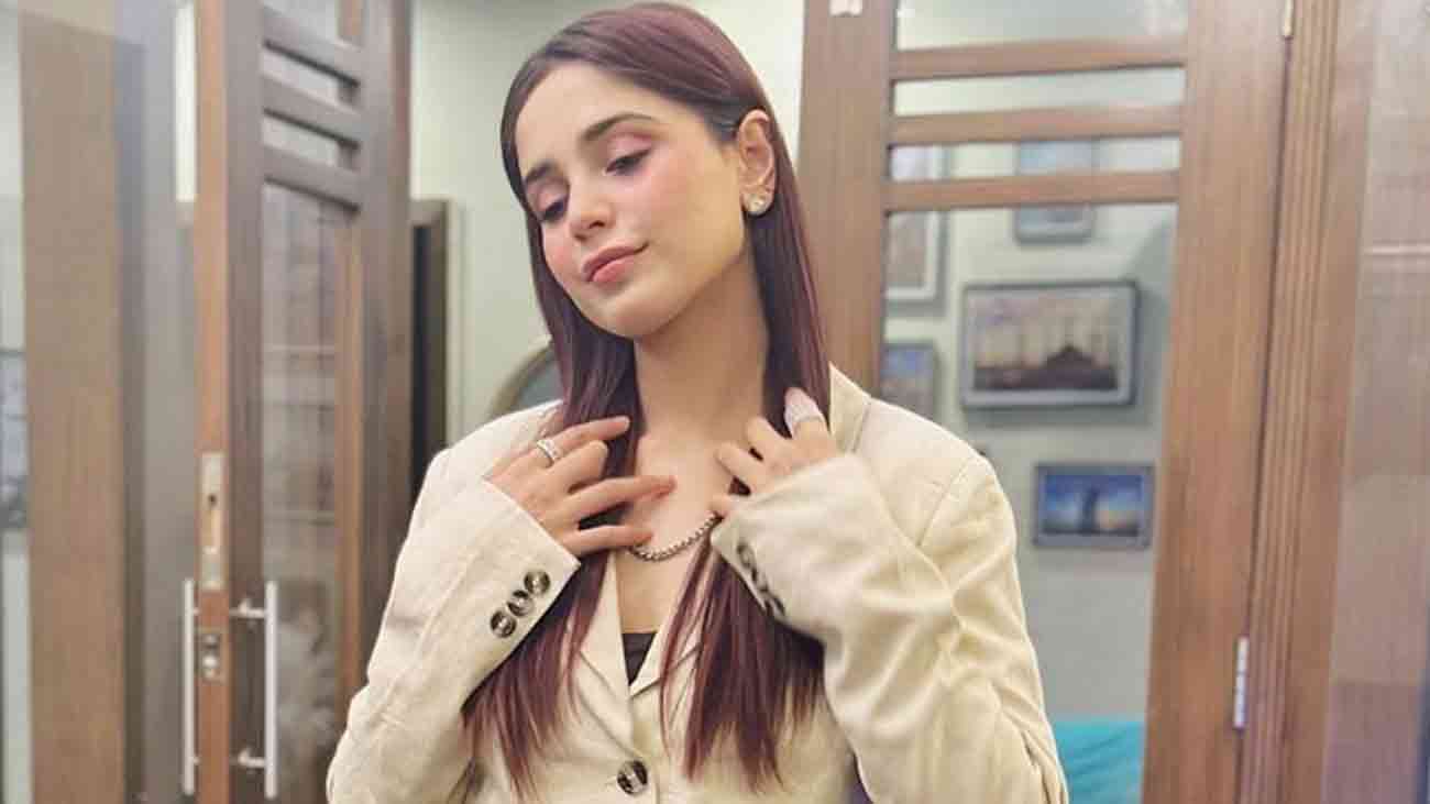 Aima Baig leaves Pakistan?