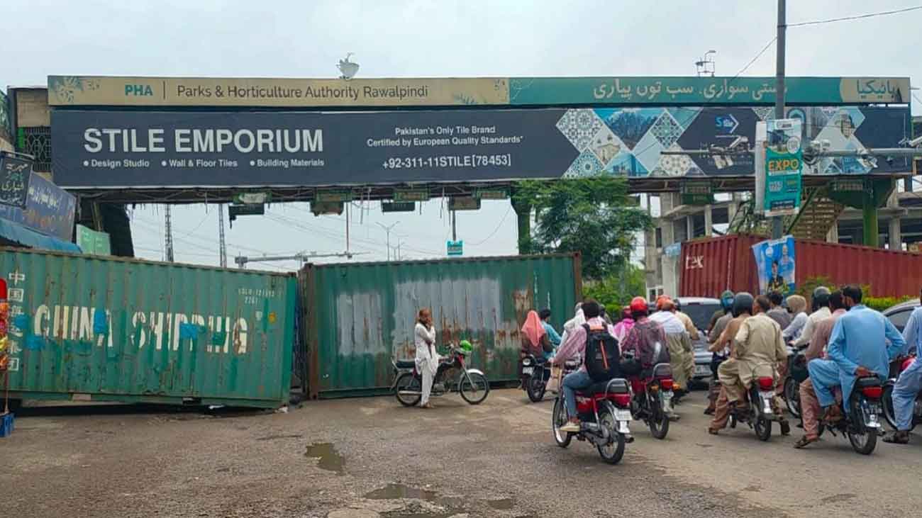 Red Zone sealed by placing containers to thwart protest sit-in 