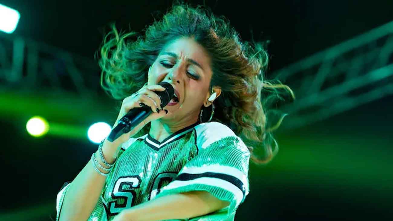 Sunidhi Chauhan calmly reacts as fan throws bottle at her during concert