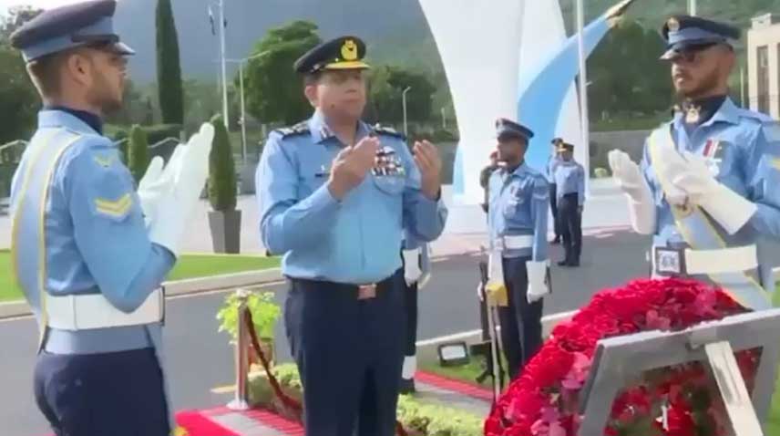 Air Chief Marshal Zaheer Ahmed Baber Sidhu, Chief of Air Staff offers Fateha at Martyrs’ Monument .