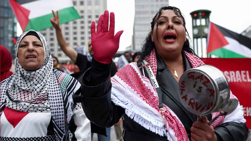 As Gaza faces starvation, reluctant Germany starts to curb support for Israel People protest against Israel and in solidarity with Palestinian children in Gaza, at Potsdamer Platz, in Berlin, Germany, August 3, 2025. Reuters