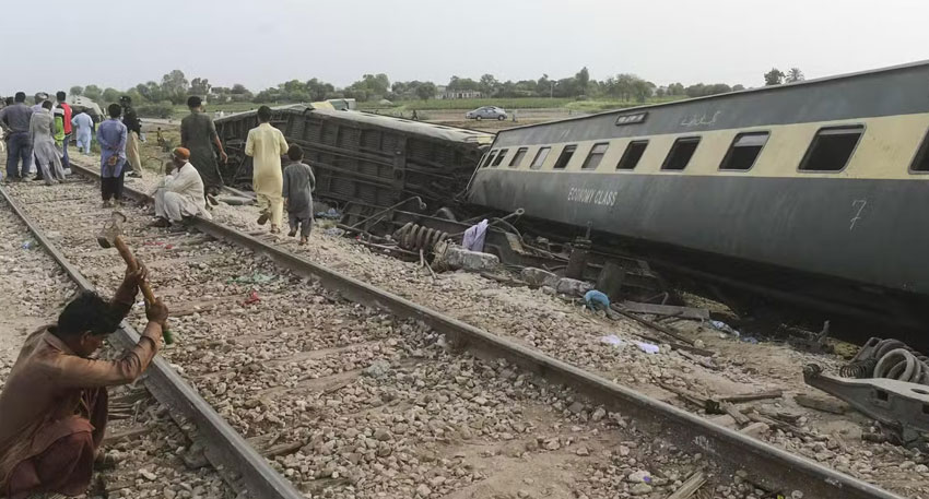 Awam Express derails near Lodhran: 2 dead, several injured File Photo