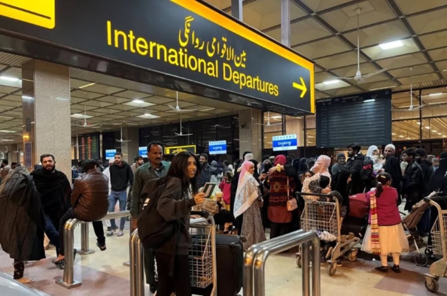 International airlines stop operations at key Pakistani airports