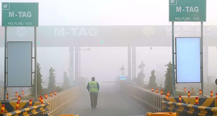 Dense fog paralyzes major cities as multiple motorways shut across Pakistan