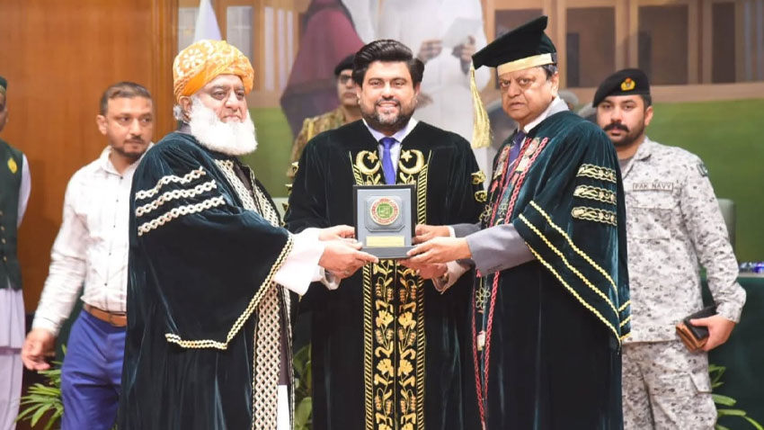 Sindh Governor Kamran Tessori awarding an honorary doctorate to JUI-F cheif Maulana Fazal-ur-Rehman. via Social Media