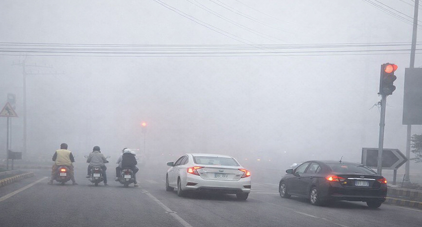 Dense fog disrupts Lahore commute as visibility drops
