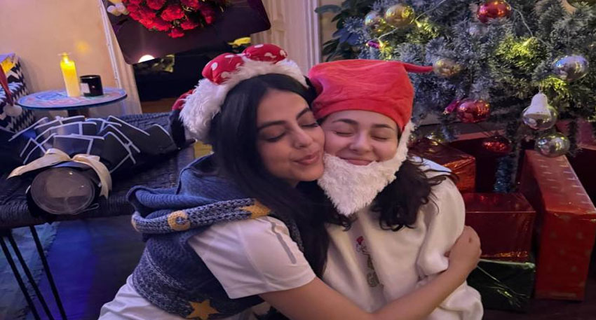 Hania Aami and Yashma Gill posing in front of Christmas tree