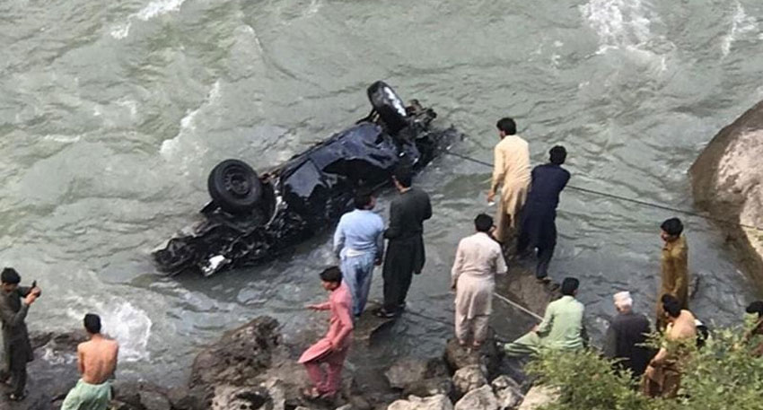 Car falls into river in Neelum Valley, 6 dead, one missing Car falls into river in Neelum Valley, 6 dead, one missing