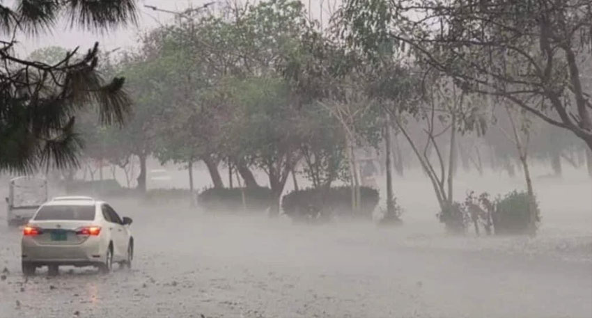 Heavy rain and fog in Murree, alert issued for tourists file photo