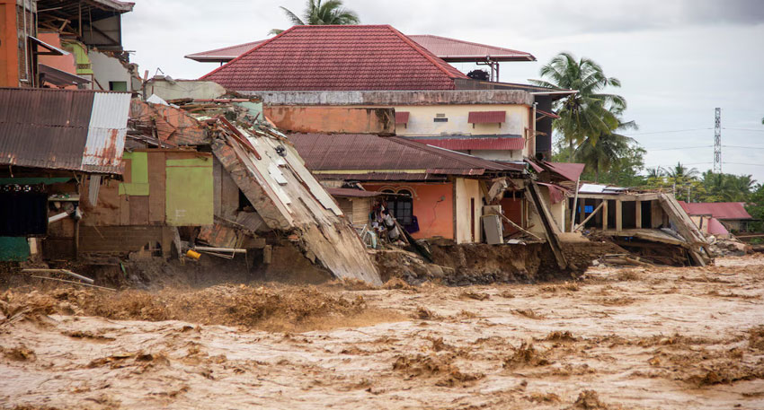 Southeast Asia flood deaths reach 321; Sri Lank cyclone kills 46