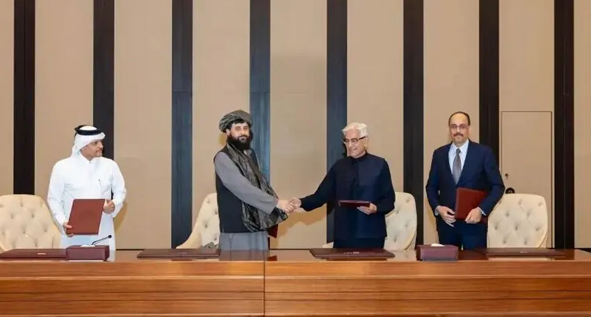 Pakistan, Afghanistan agree to immediate ceasefire after week long strikes Afghan Defence Minister Maulvi Sahib Muhammad Yaqub Mujahid (centre left) shakes hands with his Pakistani counterpart Khawaja Asif after the two sides agreed to a ceasefire on Sunday, October 19 in Doha, Qatar. — X/@MofaQatar_EN