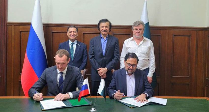 Pakistani and Russian diplomats signing an agreement in Moscow