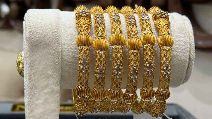 Gold shatters records in Pakistan amid global surge - per tola hits Rs370,700 File photo