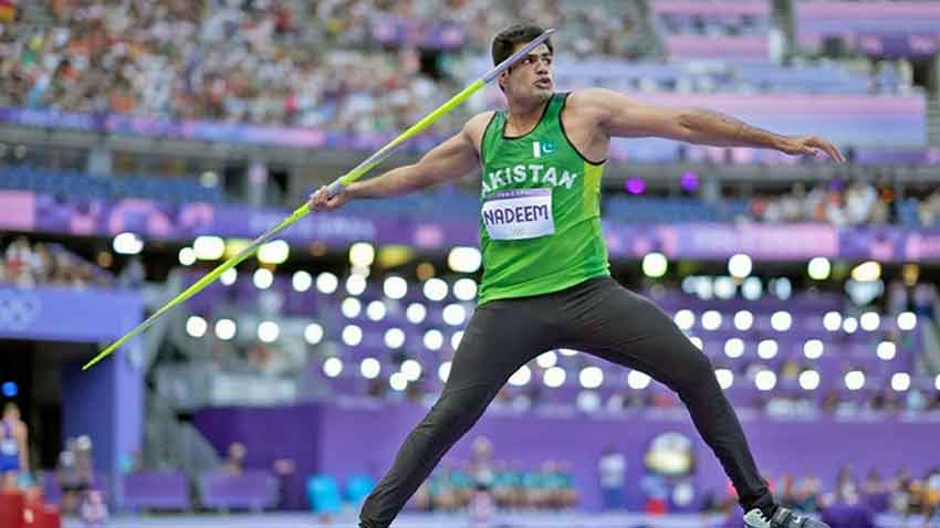 Pakistan’s Arshad Nadeem beats India’s Neeraj Chopra to reach World Athletics final