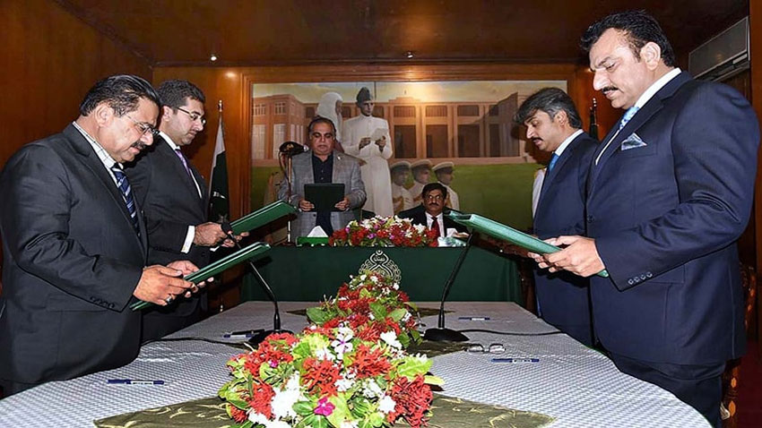 Governor Sindh Imran Ismail administers oath to four new provincial ministers including Abdul Bari Khan on in 2018. - APP