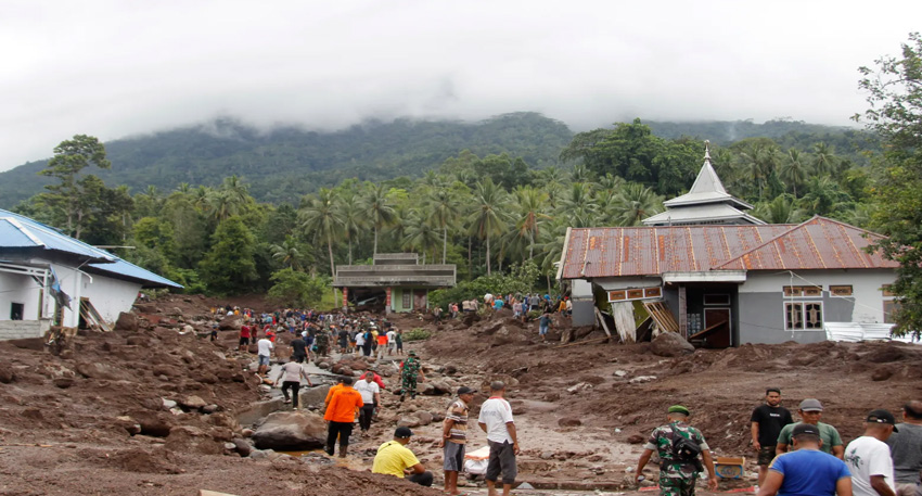 7.4 magnitude earthquake hits Indonesia, triggers tsunami alerts