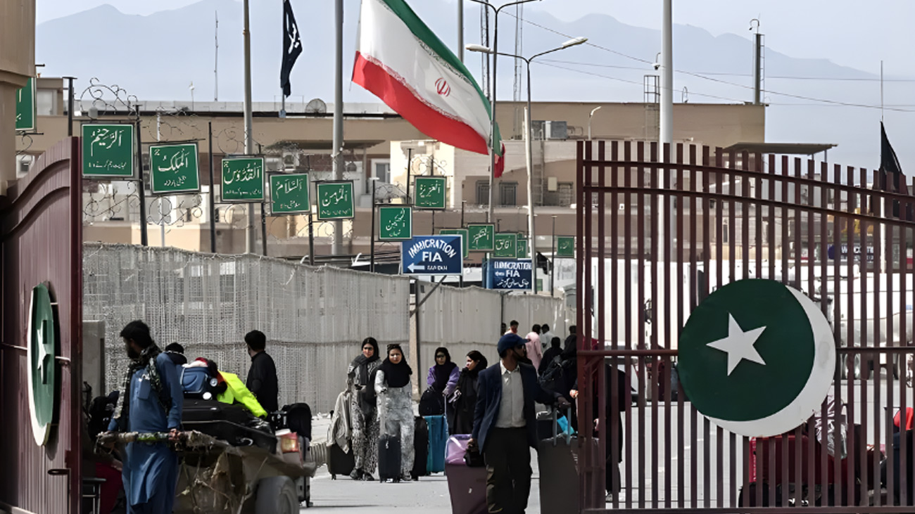 People crossing the Pak-Iran Taftan Border. File Photo