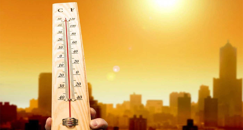 Citizens navigate hot weather conditions in Karachi as temperatures rise toward weekend peak