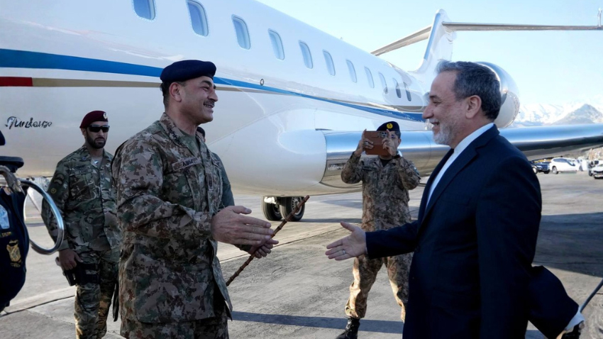 CDF Asim Munir meeting Iranian FM Abbas Aragchi. File Photo