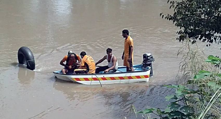 Kot Addu canal tragedy claims 12 lives as rescue teams search for missing people. File photo