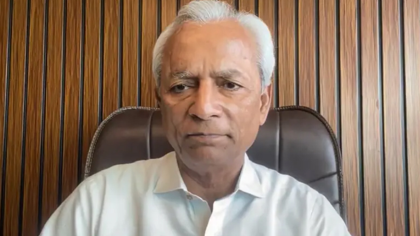 Sindh Governor Nehal Hashmi speaks at an Independence Day event at Karachi University. File photo