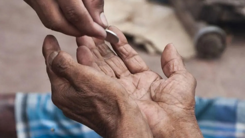 Official figures show 950 Pakistanis were deported over alleged begging abroad. File photo