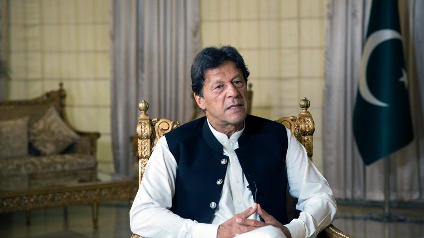 Twenty-one former international cricket captains urge Prime Minister Shehbaz Sharif to ensure proper medical care for Imran Khan. File photo