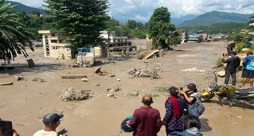 give image alt and image caption for this under 120 characters. Nepal-Tibet border hit by deadly landslide as 95 die and 384 remain missing