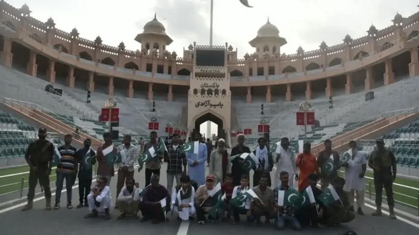 25 Pakistani fishermen return through Wagah border after release from India. File photo