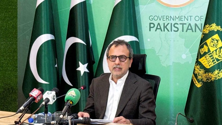 Power Minister Awais Leghari apologises for nighttime loadshedding. File photo