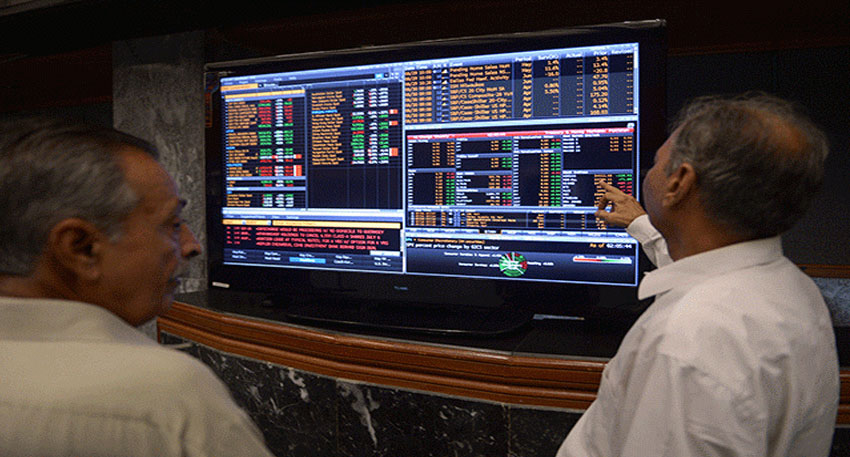 Investors on edge as KSE-100 slides, blue-chip stocks under pressure. File photof