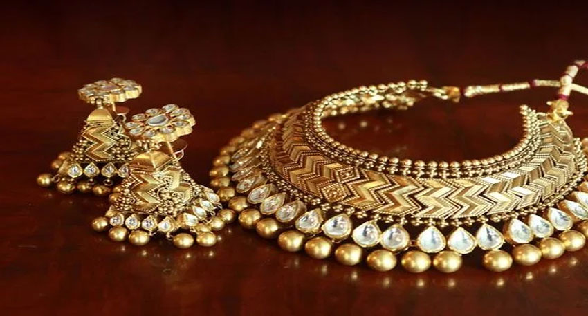 Gold prices surge in Pakistan as global market trends shift
