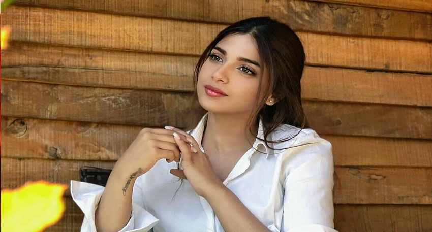 Pakistani actress Sonya Hussyn looks classic in a white shirt. Photo Google