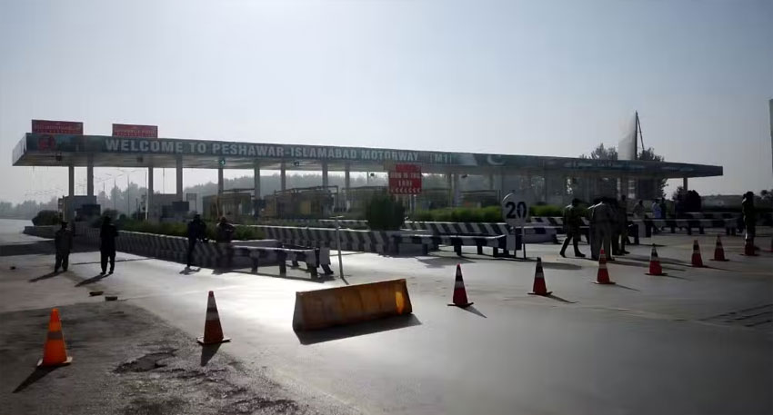 Dense fog shuts key motorways