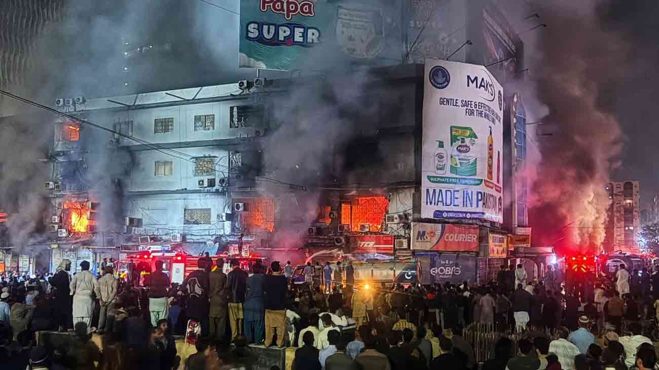 Karachi Gul Plaza fire leaves 5 dead, dozens injured