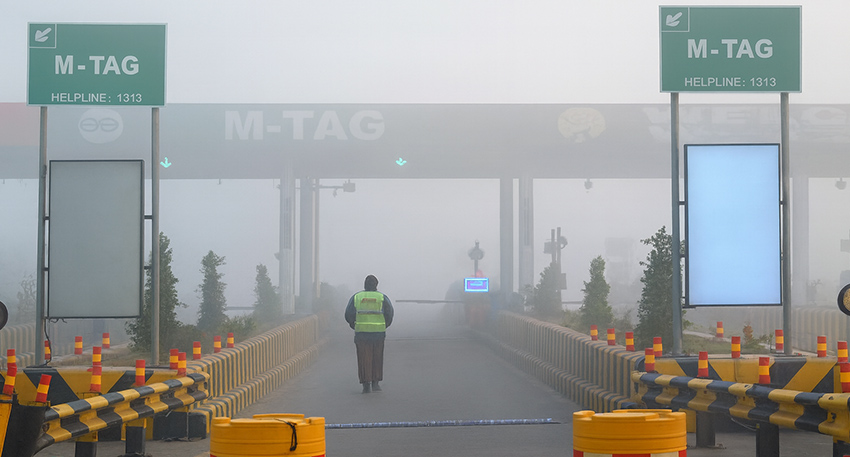 Dense fog shuts Punjab motorways, travel disruptions continue
