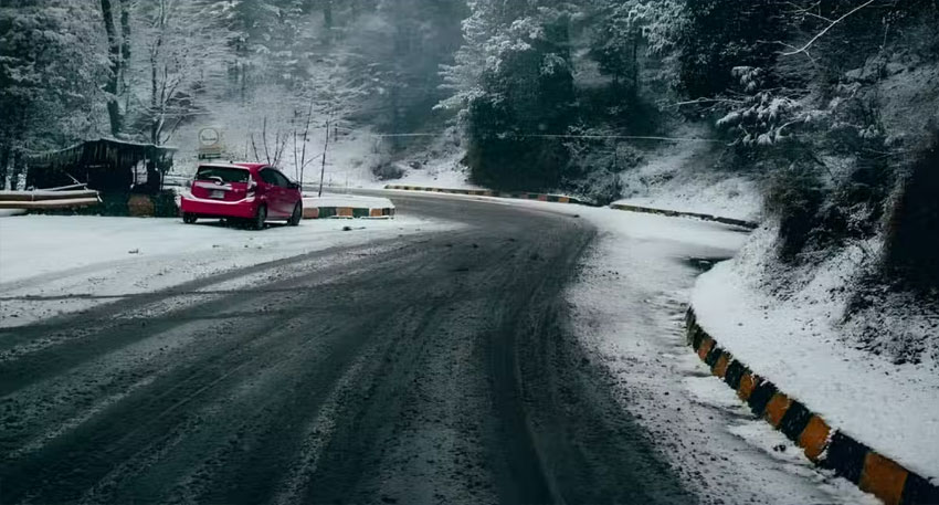 Heavy snowfall shuts Murree road, travel halted