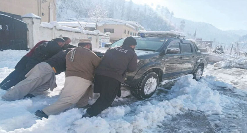 Heavy snowfall shuts key roads in KP tourist belts