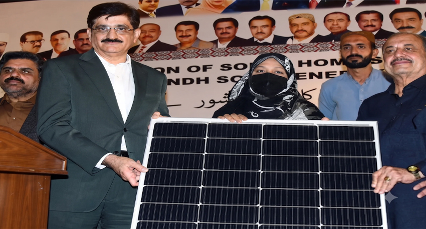 Sindh CM Murad Ali Shah distributes solar panel to a woman.