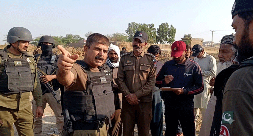 Muaaviya Chakrani gang gives up weapons to police in D.G Khan