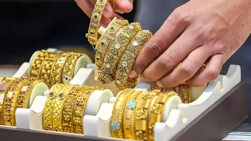 Gold prices plunge by Rs10,400 per tola in Pakistan. File photo