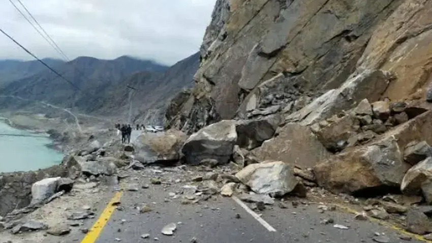 A landslide blocks Galiyat road in Abbottabad. File photo
