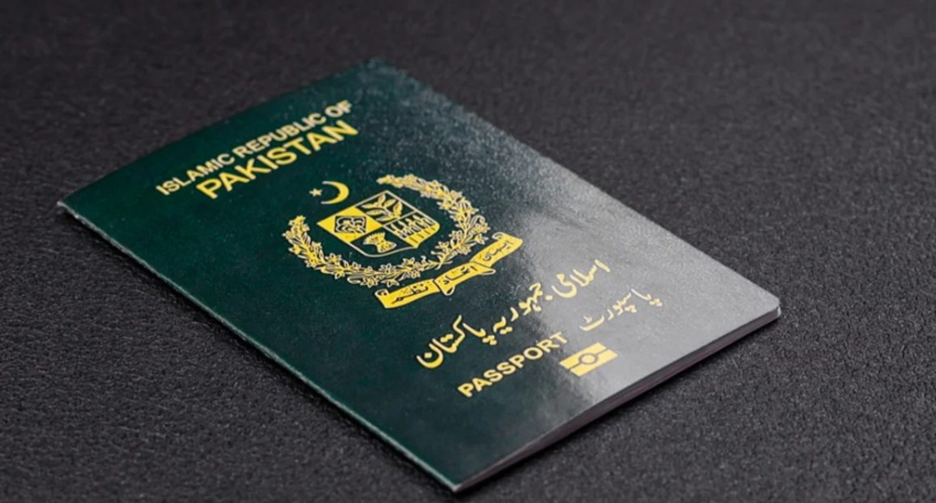 Picture of Pakistan passport.