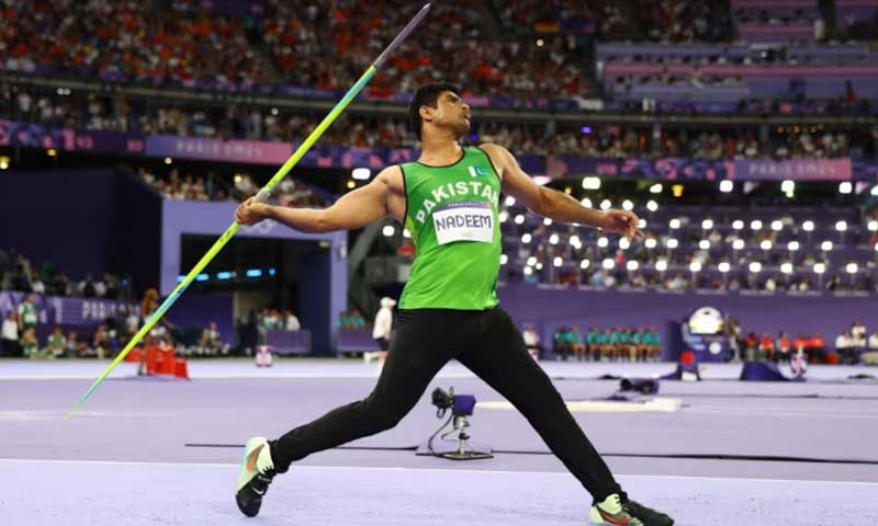 Arshad Nadeem throws the javelin in the final of the Paris Olympics 2024